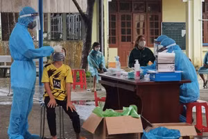 Lực lượng y tế thực hiện lấy mẫu xét nghiệm truy vết tại một số trường học ở Nam Trà My. 