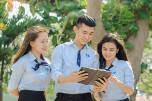 Sinh viên Khoa Y Dược – Đại học Đà Nẵng tham gia tư vấn tuyển sinh. Ảnh: CT