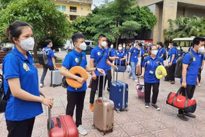 Sinh viên Học viện Y Dược học cổ truyền Việt Nam lên đường hỗ trợ TP Hồ Chí Minh dập dịch. Ảnh: TG