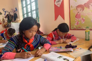 Học sinh Trường Phổ thông dân tộc bán trú Tiểu học số 1 Sín Chéng (Si Ma Cai – Lào Cai) mặc trang phục dân tộc 2 buổi/tuần để bảo tồn văn hóa truyền thống. Ảnh: Đức Trí