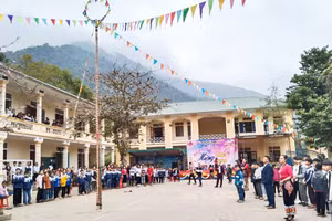 Học sinh chơi ném còn – trò chơi truyền thống của dân tộc Thái.