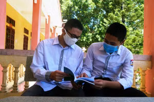 Phạm Quang Trung (trái) và Nguyễn Thiều Công Thành tại Trường THPT Yên Định I.