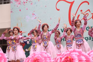 Chương trình “Hương sắc Việt Nam” của Trường THPT Hoàng Cầu.