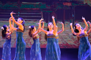 Học viên Học Viện Múa Việt Nam trong một giờ học.