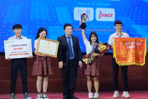 Nhóm học sinh Trường THPT Hoàng Việt (Đắk Lắk) đoạt giải Nhất cuộc thi SV Startup 2020.