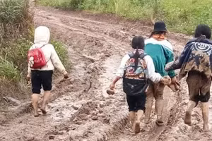 Học sinh xã Cư San, huyện M’ Đrắk đến trường vào mùa mưa.