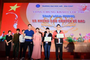 TS Trần Thị Phúc An (áo dài) trao giải thưởng cho các thí sinh xuất sắc khi kể chuyện về Bác Hồ năm 2017. Ảnh: NVCC