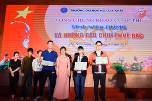 TS Trần Thị Phúc An (áo dài) trao giải thưởng cho các thí sinh xuất sắc khi kể chuyện về Bác Hồ năm 2017. Ảnh: NVCC