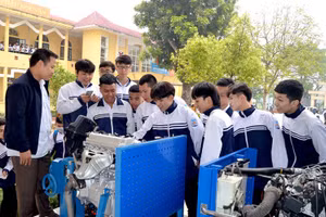 Trường THPT Ỷ La (TP Tuyên Quang – Tuyên Quang) phối hợp với Trường Cao đẳng nghề Kỹ thuật - Công nghệ Tuyên Quang tổ chức tư vấn, hướng nghiệp. Ảnh: IT