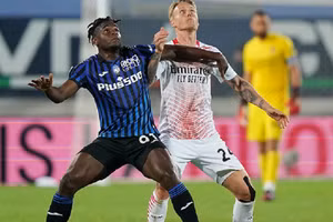 Trung vệ Đan Mạch (áo trắng) sẽ được AC Milan trao băng đội trưởng ở mùa giải 2021 - 2022.