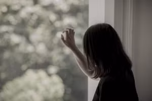 Trẻ có thể cảm thấy lo lắng khi tiếp xúc với thông tin về dịch bệnh.