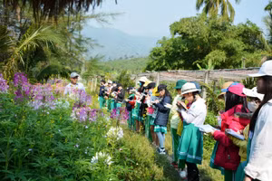 HS lớp 5 Trường Tiểu học – THCS Đức Trí với tiết học tích hợp – liên môn tại trang trại.