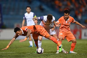 Ngoại binh Geovane (áo sáng) không đáp ứng được sự kỳ vọng của lãnh đạo đội Hà Nội.