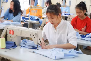 Học sinh học nghề may tại Trường Trung cấp DTNT tỉnh Nghệ An.