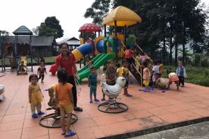 Giờ chơi của HS điểm trường MN Nà Hẩu, huyện Văn Yên (Yên Bái). Ảnh: TG
