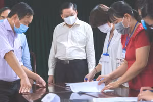 Ông Dương Tấn Hiển, Phó Chủ tịch Thường trực UBND TP Cần Thơ, Trưởng BCĐ thi (đứng giữa) kiểm tra công tác bàn giao bài thi về địa điểm chấm thi.