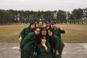 Cô sinh viên Trần Thị Thu Uyên (giữa, hàng đầu tiên) cùng các bạn tại Trường Đại học Y Dược trong thời gian học quân sự. Ảnh: NVCC
