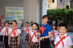 Cô Vũ Thị Thanh Xuân - giáo viên Trường Tiểu học Chu Văn An cùng học trò.