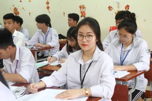 Học sinh lớp 12B Trường THPT Quan Lạn trong giờ học.