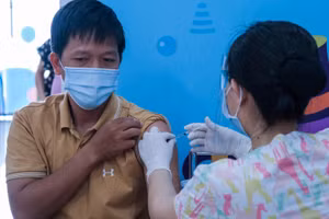 Cán bộ, giáo viên TP Cần Thơ được tiêm ngừa vắc-xin phòng Covid-19.