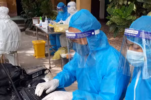 Thầy Nguyễn Văn Thắng (bên phải) tình nguyện tham gia nhập liệu mẫu bệnh phẩm. Ảnh: NVCC