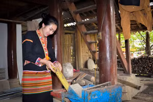 Quàng Thị Nguyệt tranh thủ làm các công việc trong nhà.