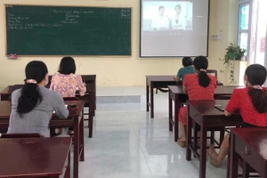 Giáo viên Trường Tiểu học Khánh Nhạc B (Yên Khánh - Ninh Bình) luôn sẵn sàng tâm thế nâng cao chuyên môn nghiệp vụ đáp ứng tiêu chí, yêu cầu dạy học của trường chuẩn. Ảnh: NTCC