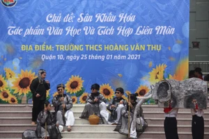 Học sinh khối 6 Trường THCS Hoàng Văn Thụ (Quận 10) diễn tiểu phẩm Thầy bói xem voi trong chuyên đề sân khấu hoá tác phẩm văn học và tích hợp liên môn tổ chức ngày 25/1/2021. Ảnh: P.Nga 