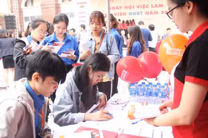 Thí sinh tham dự ngày hội tư vấn tuyển sinh, hướng nghiệp thời điểm chưa có dịch Covid-19. Ảnh: TG