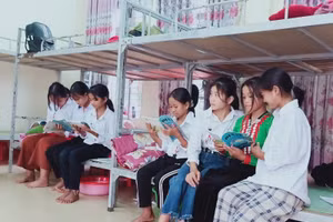 Học sinh chủ động ôn bài tại khu ở nội trú. Ảnh chụp thời điểm chưa có dịch Covid-19. Ảnh: TG