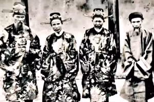 Cụ Lê Nhữ Lâm (ngoài cùng bên phải) là thầy dạy vua Bảo Đại.