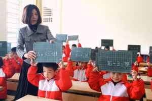 Giờ học Toán theo SGK lớp 1 mới của cô và trò Trường Tiểu học Thị trấn Cao Lộc (huyện Cao Lộc, Lạng Sơn). Ảnh: Việt Hà