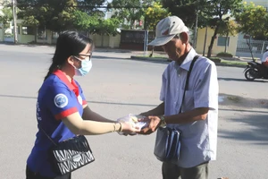 SV Trường ĐH Trà Vinh tham gia hoạt động xã hội “Trao quà - lan tỏa yêu thương”.