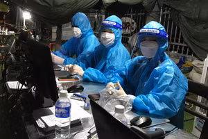 Cô giáo Bùi Thị Diệu Hiền (ngoài cùng bên phải) đang trực chốt kiểm soát dịch đường Tạ Quang Bửu. 