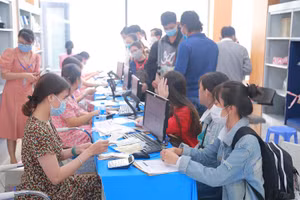 Sinh viên đóng học phí cho năm học mới.