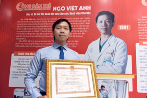 BS Ngô Việt Anh nhận Bằng khen là 1 trong 10 Công dân trẻ tiêu biểu TPHCM năm 2020.