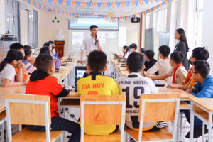 Trường Phổ thông chất lượng cao Phượng Hoàng (TP Vinh) tập huấn cho học sinh về học online.