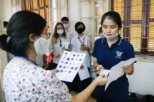 Thí sinh làm thủ tục vào phòng thi trong Kỳ thi tốt nghiệp THPT năm 2020. Ảnh minh họa: Thế Đại.