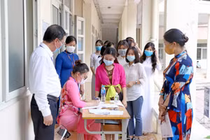 Thí sinh làm thủ tục dự thi năng khiếu vào Trường Cao đẳng Sư phạm Trung ương năm 2020.