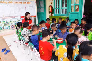 “Mẹ” hiền Cà Thị Xuấn chăm sóc cho trẻ từ bữa ăn…