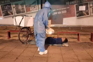 Những suất cơm tự nấu được phát đến tận tay những người vô gia cư. Ảnh: NVCC