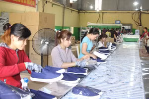 Công nhân sản xuất giày da tại một cơ sở ở Đắk Lắk. Ảnh: Minh Thông.