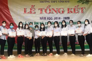 Huỳnh Thị Di Phụng (thứ ba từ trái sang) chụp ảnh lưu niệm với các bạn khi nhận giấy khen danh hiệu học sinh giỏi tại Trường THPT Vĩnh Hải.