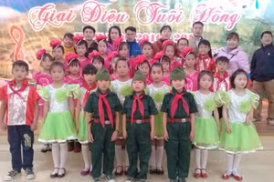 Cô Hoa và thầy Thái (thứ 3 và thứ 4 từ trái qua) chụp hình lưu niệm cùng các em học sinh.