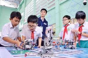 Học sinh hào hứng với không gian thực hành STEM tại ĐH Bách khoa Đà Nẵng.