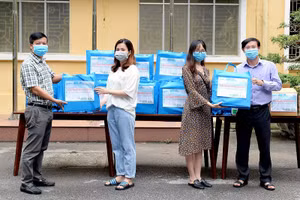 Đại học Kinh tế Quốc dân trao quà hỗ trợ sinh viên khó khăn.