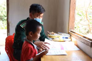 Giờ học của "thầy giáo" Đồn Biên phòng Ia Đal với học trò. 