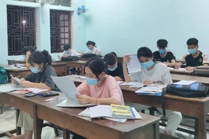 Trường THPT Quế Phong đón học sinh đến học bài vào buổi tối.