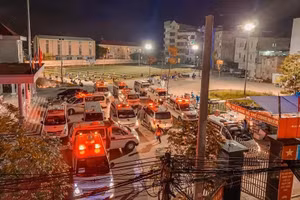 Đoàn xe cứu thương đón các bệnh nhân F0 tại Núi Hiểu đêm 27/5/2021.