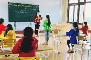 Cô và trò tại huyện Tuyên Hóa (Quảng Bình) cùng thi đua dạy học trong khu cách ly chào mừng ngày 20/11. Ảnh: Tiến Việt